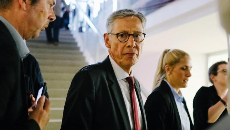 Der amtierende Bürgermeister von Bremen und Spitzenkandidat der SPD, Carsten Sieling, kommt in der Bürgerschaft an. Der amtierende Bürgermeister von Bremen und Spitzenkandidat der SPD, Carsten Sieling, kommt in der Bürgerschaft an.