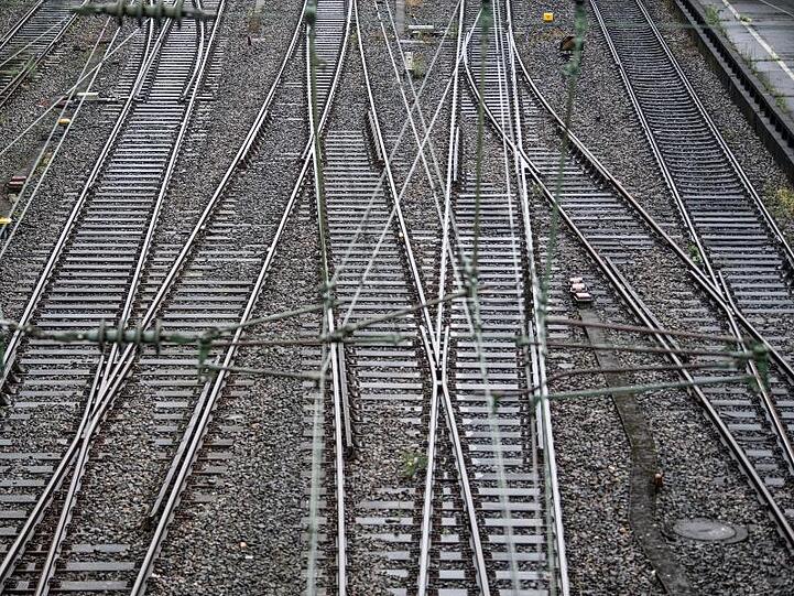 Leere Gleise in der Nähe eines Bahnhofs. Foto:Federico Gambarini/Archivbild