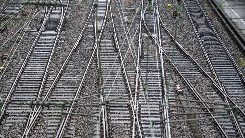 Leere Gleise in der Nähe eines Bahnhofs. Foto:Federico Gambarini/Archivbild Leere Gleise in der Nähe eines Bahnhofs. Foto:Federico Gambarini/Archivbild