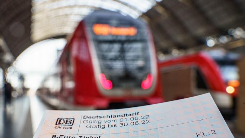 Das 9-Euro-Ticket scheint heiß begehrt zu sein. Bundesweit vermelden Verkehrsverbände eine hohe Nachfrage zum Verkaufsstart.