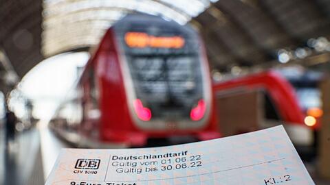Das 9-Euro-Ticket scheint heiß begehrt zu sein. Bundesweit vermelden Verkehrsverbände eine hohe Nachfrage zum Verkaufsstart.