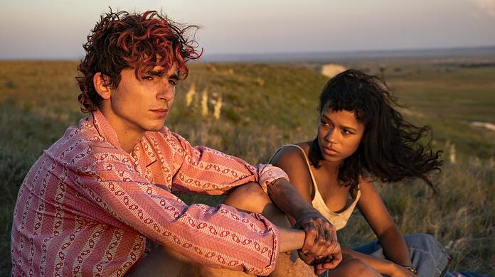 Timothée Chalamet (links) und Taylor Russell als Außenseiterpaar auf ihrem USA-Roadtripp.