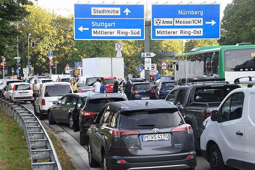 Die Klimakleber sorgten auch am Montag mit ihren Aktion en für Stau im Berufsverkehr.