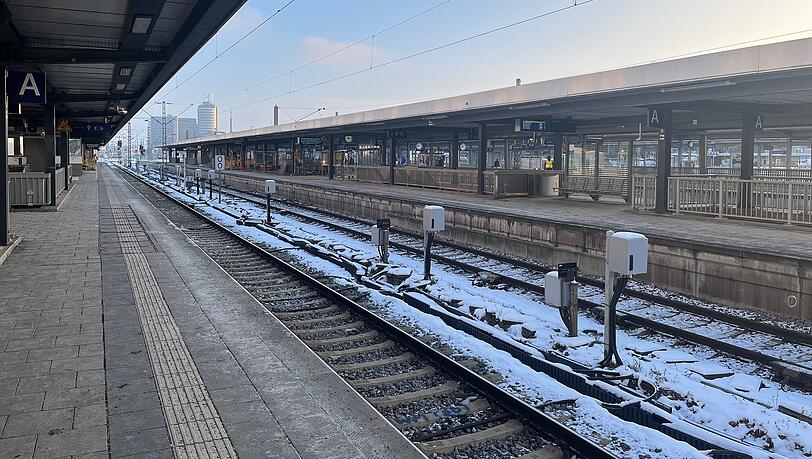 Wie leergefegt: Blick auf die S-Bahn-Gleise am Ostbahnhof. Wie leergefegt: Blick auf die S-Bahn-Gleise am Ostbahnhof.