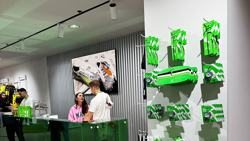 Die große Neueröffnung des Flagship-Stores UNISPORT findet am 24.05. in München mit vielen Angeboten, Überraschungen und Fußball-Action statt. Die große Neueröffnung des Flagship-Stores UNISPORT findet am 24.05. in München mit vielen Angeboten, Überraschungen und Fußball-Action statt.