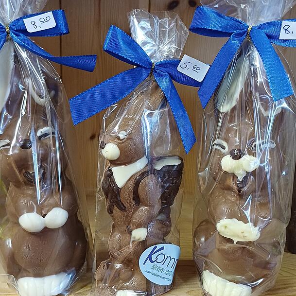 So schauen die handgefertigten Osterhasen der B&auml;ckerei Komm aus. Es gibt sie in drei Gr&ouml;&szlig;en.
