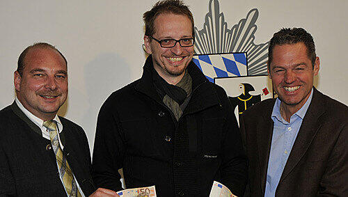 Wurde gelobt: Der Fotograf (Mitte) mit Kriminalhauptkommissar Robert Masurka (l.) und Pressesprecher Peter Reichl (r.) Wurde gelobt: Der Fotograf (Mitte) mit Kriminalhauptkommissar Robert Masurka (l.) und Pressesprecher Peter Reichl (r.)