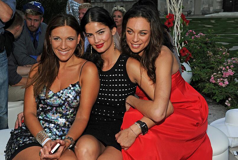 Hübsche Damen, guter Zweck: Simone Ballack, Shermine Shahrivar und Lilly Becker auf dem "Raffaello Summer Day 2012" im Restaurant des Nationalmuseums in München.