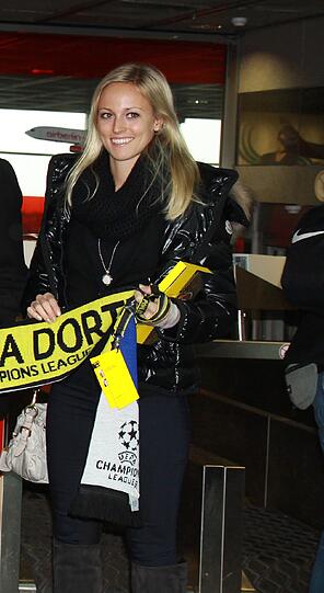 Simone, die Freundin von Sven Bender, am Flughafen.