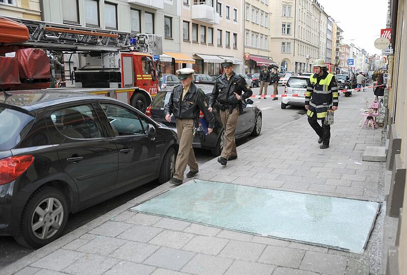 Da schaut es wüst aus: Nach der Explosion in der Türkenstraße inspizieren Feuerwehr und Polizei das Trümmerfeld.