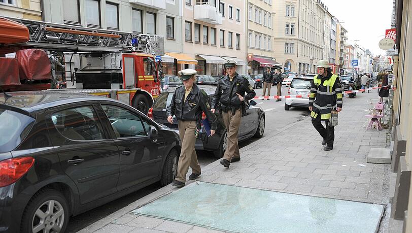 Da schaut es wüst aus: Nach der Explosion in der Türkenstraße inspizieren Feuerwehr und Polizei das Trümmerfeld. Da schaut es wüst aus: Nach der Explosion in der Türkenstraße inspizieren Feuerwehr und Polizei das Trümmerfeld.