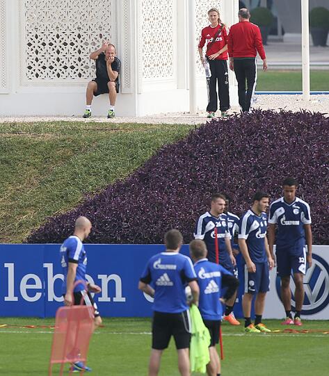 Auf dem Platz trainieren die Schalker, auf der anderen Seite des Zauns sitzt Arjen Robben und schaut bei Training zu. Die Bilder.