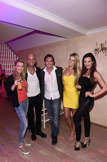 Wiesnplaymate Karolina-Anna Wit, Peyman Amin, Bruce Reith, Playmate des Jahres Doreen Seidel und Playmate Helen de Muro (v.l.)