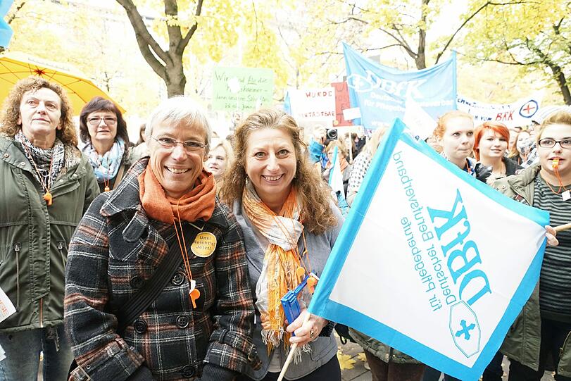 Stadträtin Lydia Dietrich und Sonja Hohmann bei der Demonstration der Pflegekräfte in der Innenstadt.