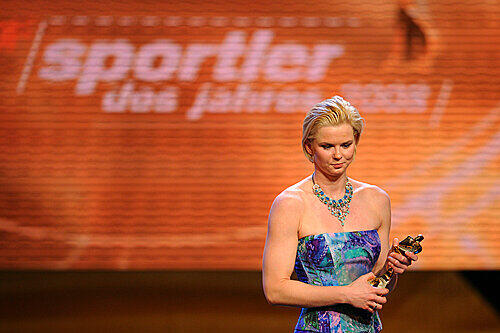 Die eher glamour-resistente Britta Steffen, die bei den Olympischen Spielen zweimal Gold holte, nahm den Preis zur Sportlerin des Jahres von ...