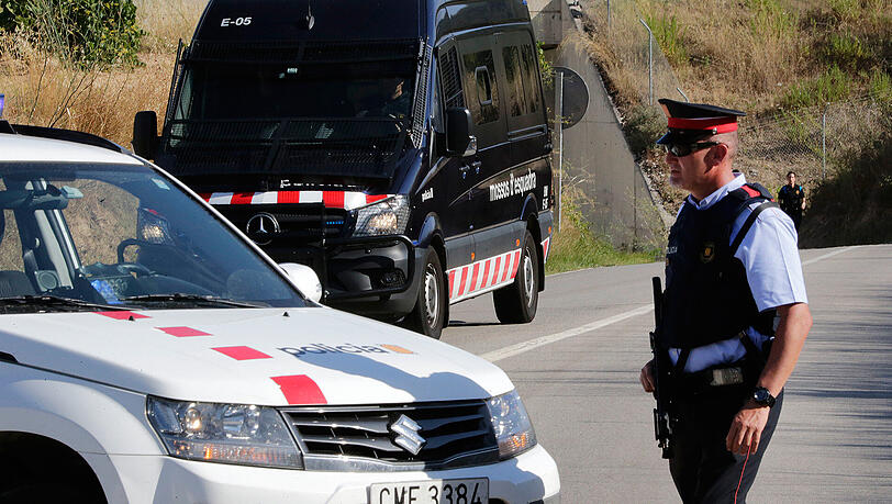 Polizisten stehen auf einer Straße in der Nähe von Subirats. Die katalanische Polizei hat nach dem Anschlag von Barcelona in der Nähe der Stadt einen verdächtigen Mann getötet. Polizisten stehen auf einer Straße in der Nähe von Subirats. Die katalanische Polizei hat nach dem Anschlag von Barcelona in der Nähe der Stadt einen verdächtigen Mann getötet.