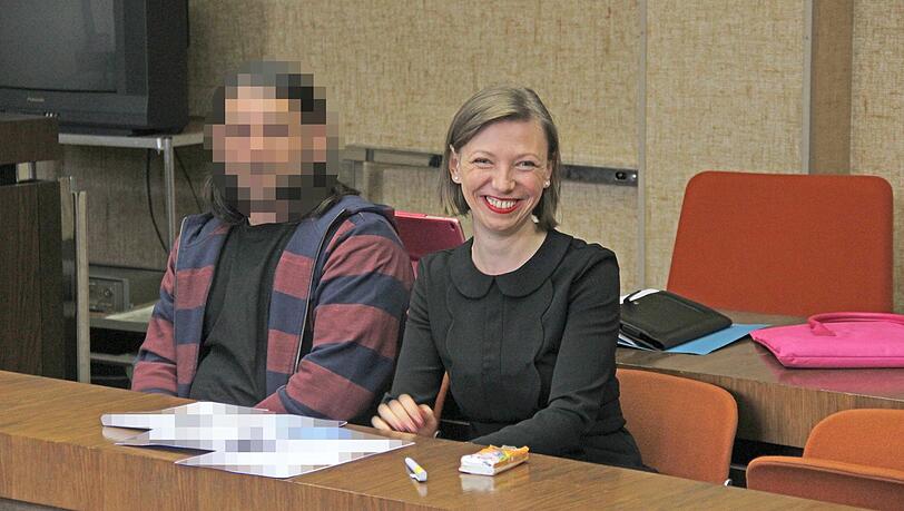 Vor dem Prozess: Der Angeklagte und seine Dolmetscherin. Vor dem Prozess: Der Angeklagte und seine Dolmetscherin.