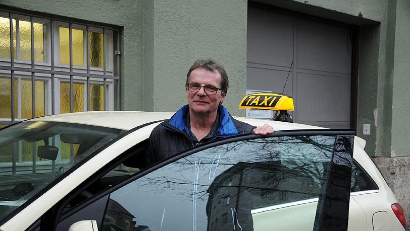 Beim Münchner Taxifahrer Hans-Jürgen Maske (55) haben die Alarmglocken geschrillt – einer Rentnerin hat er dadurch viel Leid erspart. Beim Münchner Taxifahrer Hans-Jürgen Maske (55) haben die Alarmglocken geschrillt – einer Rentnerin hat er dadurch viel Leid erspart.