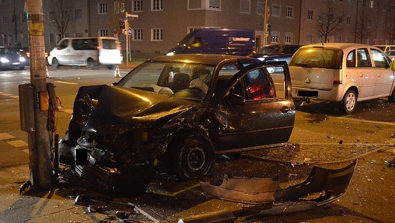 Der Golf des 22-Jährigen war nach dem Unfall nur noch ein Haufen Schrott. Der Golf des 22-Jährigen war nach dem Unfall nur noch ein Haufen Schrott.