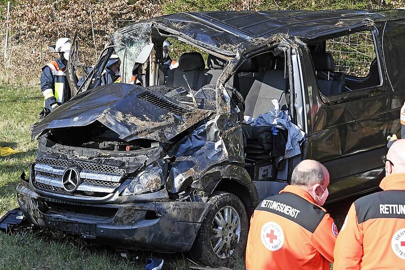 Ein 31-jähriger Münchner kam mit seinem Mercedes Sprinter aus noch ungeklärter Ursache nach rechts von der Fahrbahn ab.