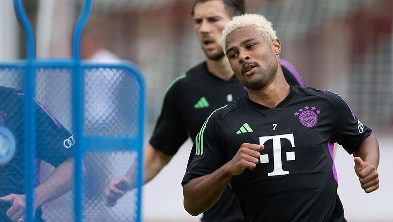 FC Bayerns Serge Gnabry (vorne) nimmt am Training teil.