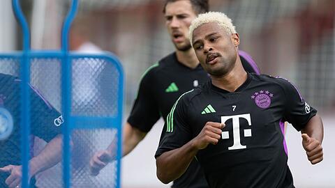 FC Bayerns Serge Gnabry (vorne) nimmt am Training teil.