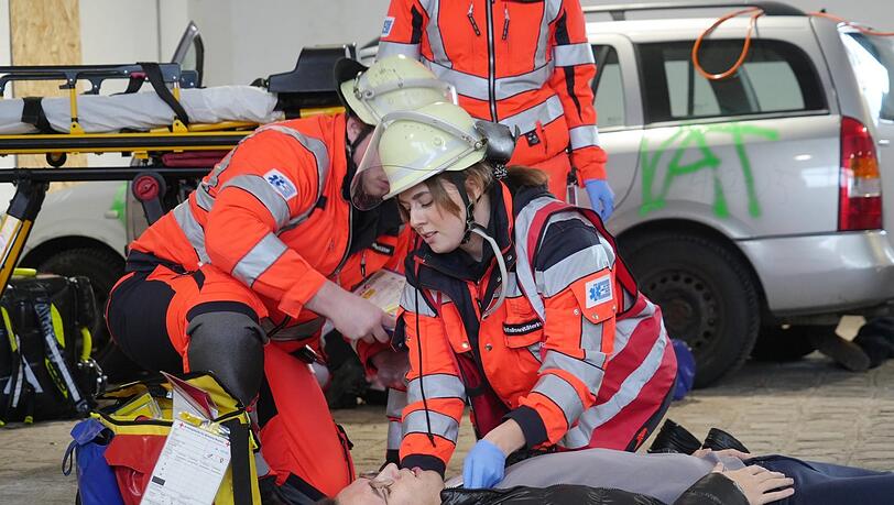 Die Rettungskräfte üben, wie sie sich bei mehreren schwerverletzten Patienten koordinieren.