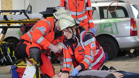 Die Rettungskräfte üben, wie sie sich bei mehreren schwerverletzten Patienten koordinieren.