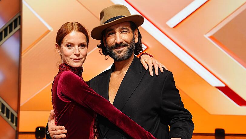 Schauspielerin Esther Schweins muss das Feld gesundheitsbedingt r&auml;umen. An ihrer Seite tanzte Massimo Sinat&oacute;.