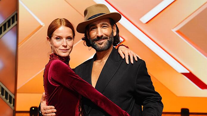 Schauspielerin Esther Schweins muss das Feld gesundheitsbedingt r&auml;umen. An ihrer Seite tanzte Massimo Sinat&oacute;.