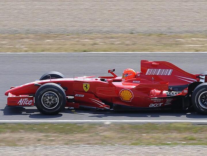 Michael Schumacher darf nur einen zwei jahre alten Ferrari testen für sein Comeback. Das gefällt der Scuderia gar nicht.