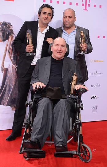 Éric Toledano (rechts), einer der beiden Regisseure, nahm den Preis entgegen. Mit ihm im Bild: Philippe Pozzo di Borgo (vorne) und Abdel Yasmin Sellou (l.), die beiden Freunde, auf deren Geschichte der Film beruht. Sie erhielten zwei Sondertrophäen.