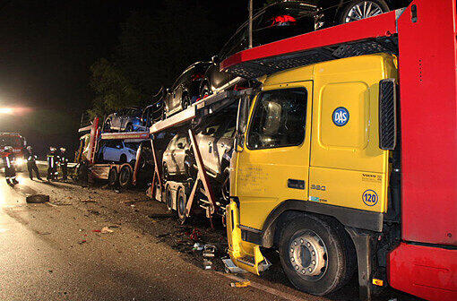Schwerer Verkehrsunfall bei einem Überholmanöver auf der B12: die Bilder.