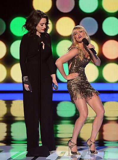 Was ist denn hier los? Schräge Show von den Moderatorinnen Kat Dennings (L) und Beth Behrs.
