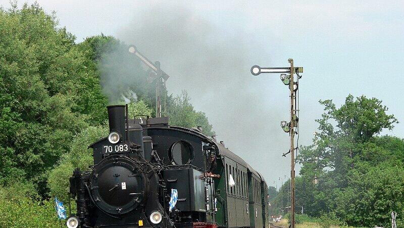 Die Dampflokomotive 70 083 mit grünen Plattformwagen. Die Dampflokomotive 70 083 mit grünen Plattformwagen.