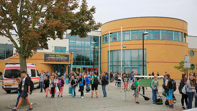 Ein Gymnasium unter Schock: Am Montagvormittag bedrohte ein Mann Schüler und Lehrer mit einem Messer. Ein Gymnasium unter Schock: Am Montagvormittag bedrohte ein Mann Schüler und Lehrer mit einem Messer.