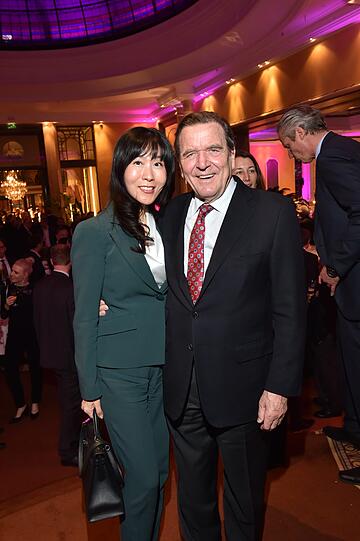 Alt-Kanzler Gerhard Schröder mit seiner neuen Lebensgefährtin Soyeon Kim.