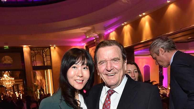 Alt-Kanzler Gerhard Schröder mit seiner neuen Lebensgefährtin Soyeon Kim. Alt-Kanzler Gerhard Schröder mit seiner neuen Lebensgefährtin Soyeon Kim.