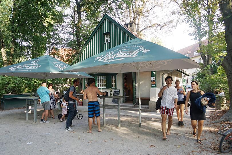 Café Fräulein Grüneis am Eisbach: Wer hätte das einst gedacht, dass ein heruntergekommenes Toilettenhäusl mal ein wunderbarer Treffpunkt werden könnte. Das Fräulein Grüneis am Eisbach hat als erstes bewiesen, dass es geht.
Das frühere Örtchen und "Schwulenhäusl" zwischen Eisbach und Lerchenfeldstraße wurde schon 1992 stillgelegt. In viel Eigenarbeit machten die Betreiber Sandra und Henning Dürr daraus ihr kleines Café mit Kiosk. Im Winter wärmt der Ofen in dem ziemlich kleinen Raum mit der hübschen Theke, im Sommer schauen die Eisbach-Surfer oder Badegäste auch mal in der Badeshorts vorbei. Frühstück, Mittagsangebote oder eine Stärkung für Spaziergänger gibt es auch.