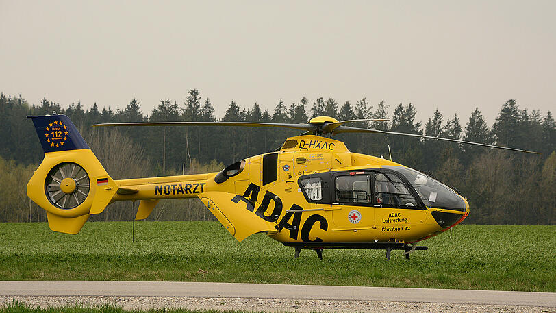 Die schwer verletzte Fahrerin musste mit einem Hubschrauber in ein Krankenhaus gebracht werden.