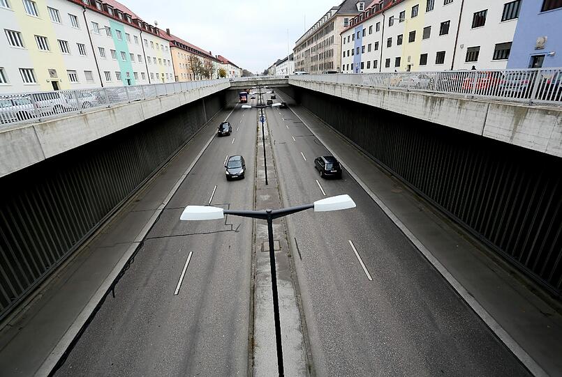 Der McGraw-Graben läuft wie eine Schneise durch das Kasernengelände. Aus dem Aushub wurde in den 1970ern der Perlacher Mugl.