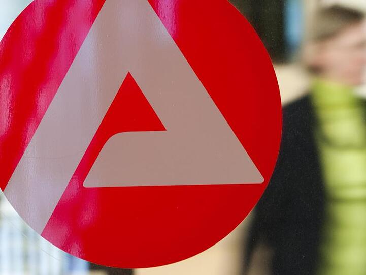 Ein Mann hat im Jobcenter in Rottweil eine Mitarbeiterin mit einem Messer attackiert und schwer verletzt.