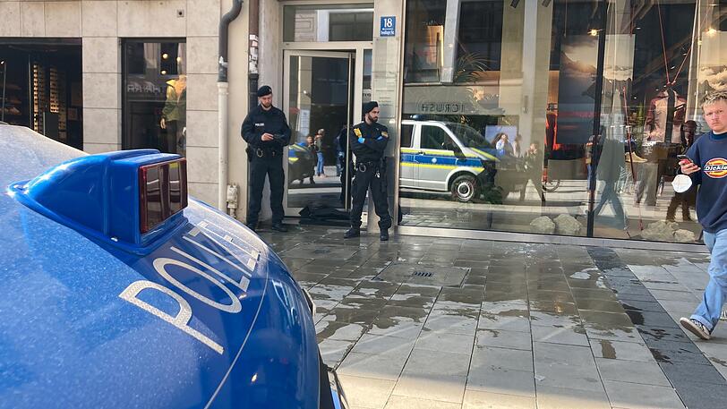 Zwei Polizisten sichern den Eingang zum Haus, in dem sich der Angriff ereignet hat.