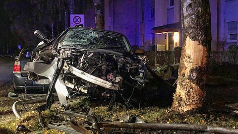 Die genaue Unfallursache und die Höhe des Sachschadens sind der Feuerwehr nicht bekannt, die Polizei ermittelt.