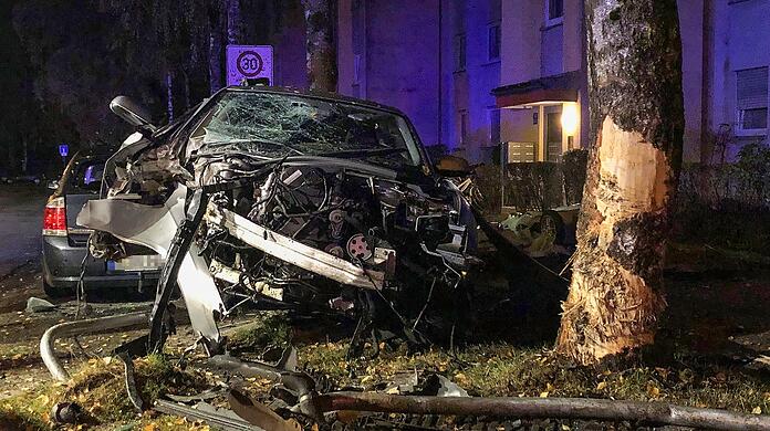 Die genaue Unfallursache und die Höhe des Sachschadens sind der Feuerwehr nicht bekannt, die Polizei ermittelt.