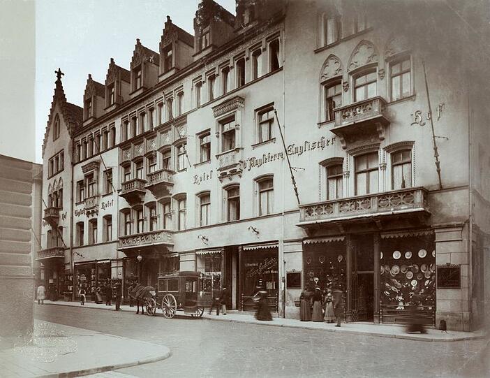 Gleiche Stelle, gleicher Blickwinkel: das Hotel Englischer Hof, hier 1895, in der Dienerstraße. Der ganze Marienhof war dicht bebaut.