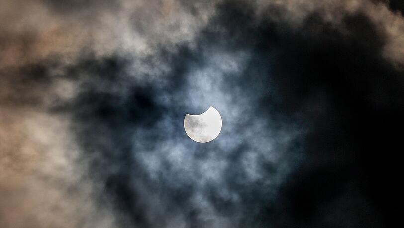 Mit etwas Glück ist die Sonne am Samstag wie ein angebissener Keks über Deutschland zu sehen. (Archivbild)