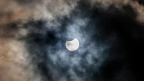Mit etwas Glück ist die Sonne am Samstag wie ein angebissener Keks über Deutschland zu sehen. (Archivbild)