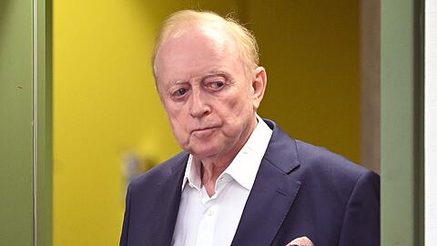 Noch immer muss Alfons Schuhbeck zittern, ob seine Gef&auml;ngnisstrafe restlich vollstreckt oder endg&uuml;ltig ausgesetzt wird.