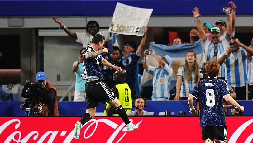 Messi l&auml;sst sich von den fans feiern.